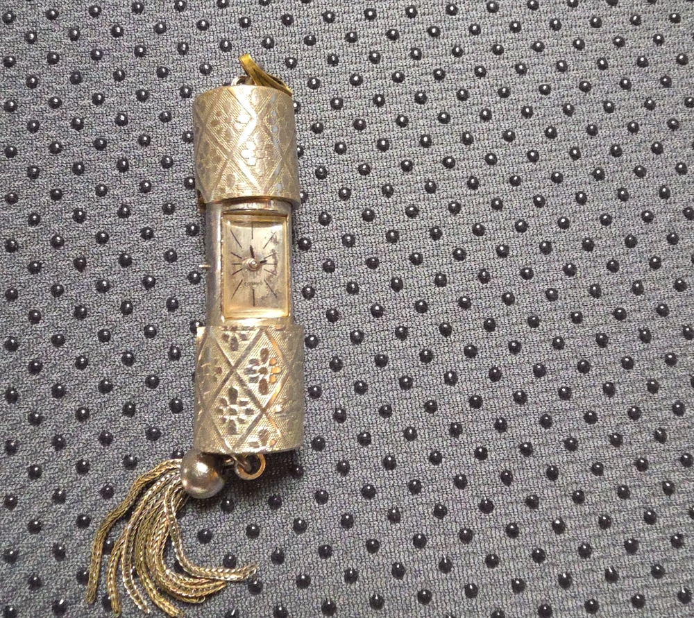 Late 60' Earlr 70'Vintage Baylor Peekaboo Charm